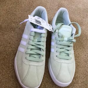Adidas tennis size 7 1/2